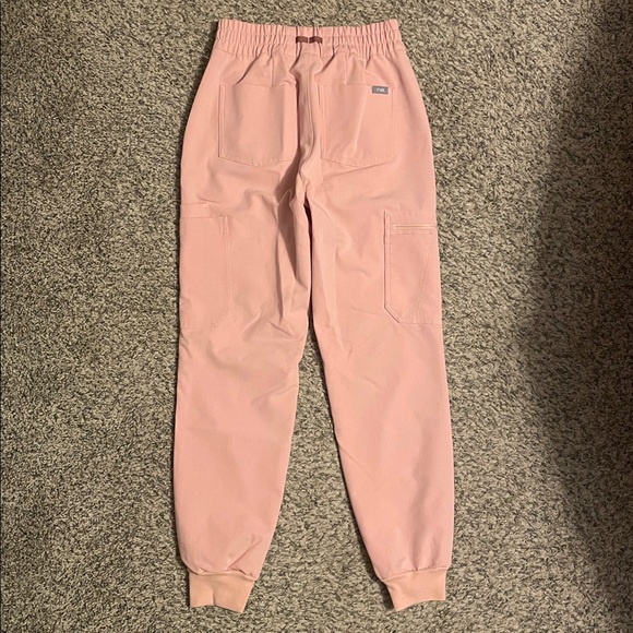 Figs scrub set with Uman relaxed joggers & Catarina one pocket top in pink sand - Picture 6 of 11